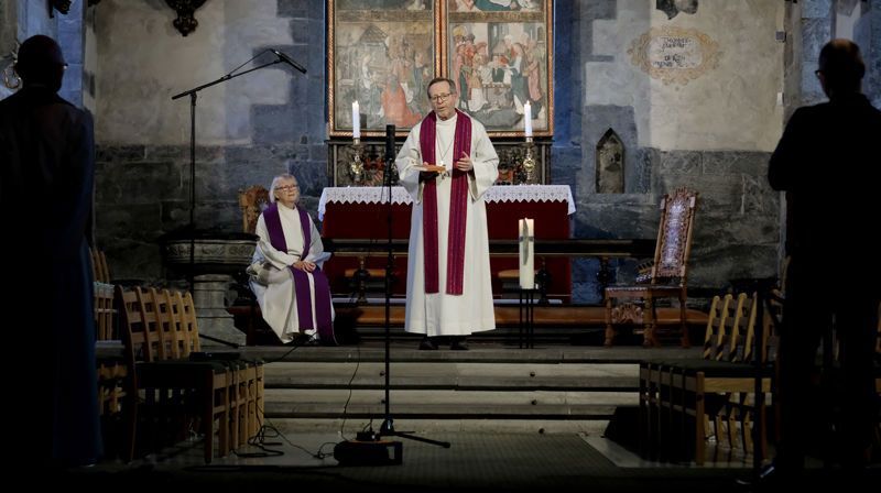 Digitale løysingar prega kyrkja i 2020. Her held biskopen og sokneprest Signe Sandberg andakt i Mariakirken. Foto: Bjørn Olav Hammerstad