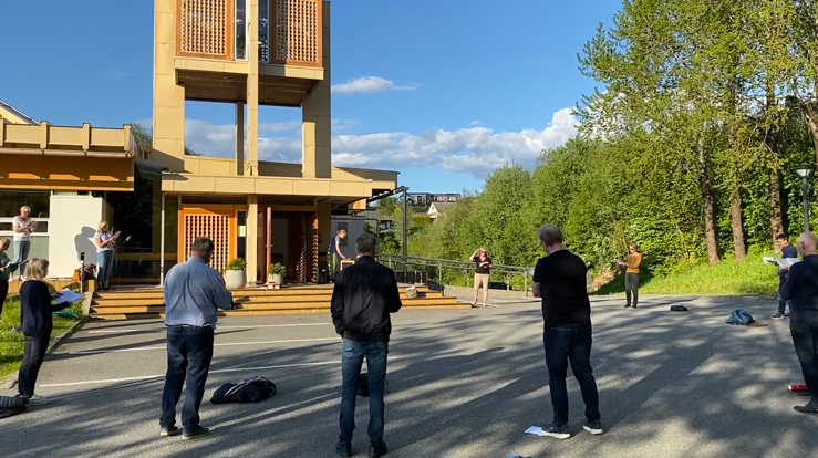 På søndag sender NRK radiogudsteneste frå Søreide. Her øver koret Sola Fide til gudstenesta.