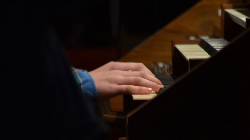 Kursdeltakarane får innføring i å leie, spele og syngje bibelske salmar.