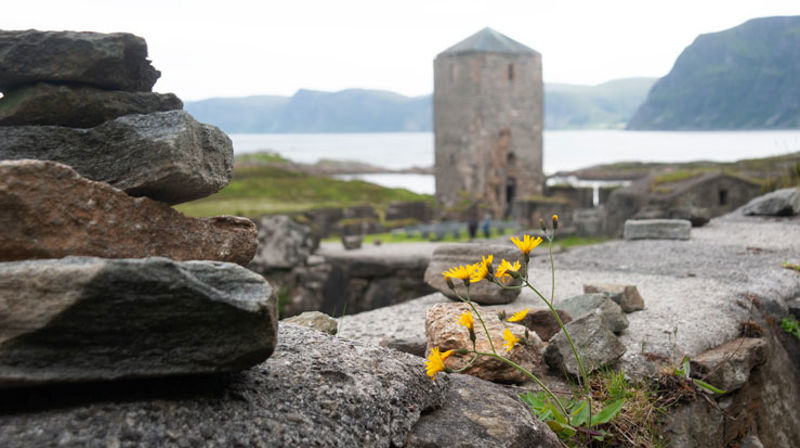 Klosterkyrkja i bakgrunnen er staden for seljumannamessa på Selja