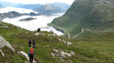 Pilegrimar på veg mot Vågsøy. Foto: Sunnivaleia