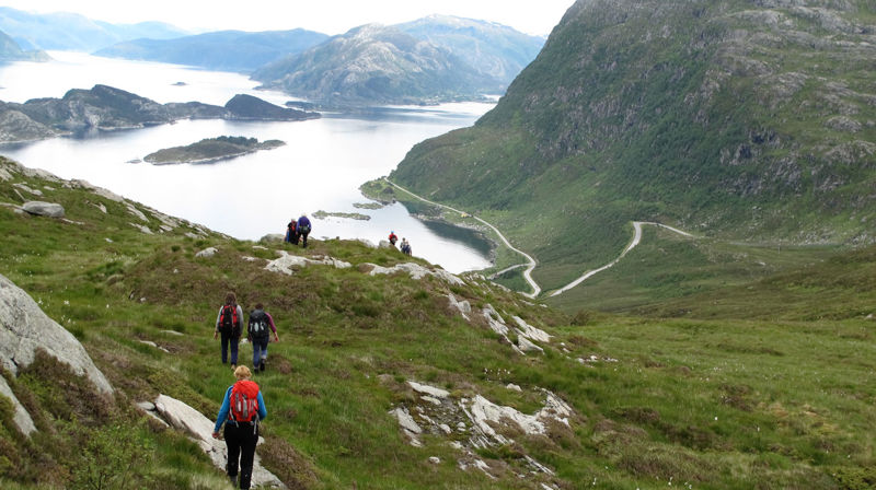 Pilegrimar på veg mot Vågsøy. Foto: Sunnivaleia