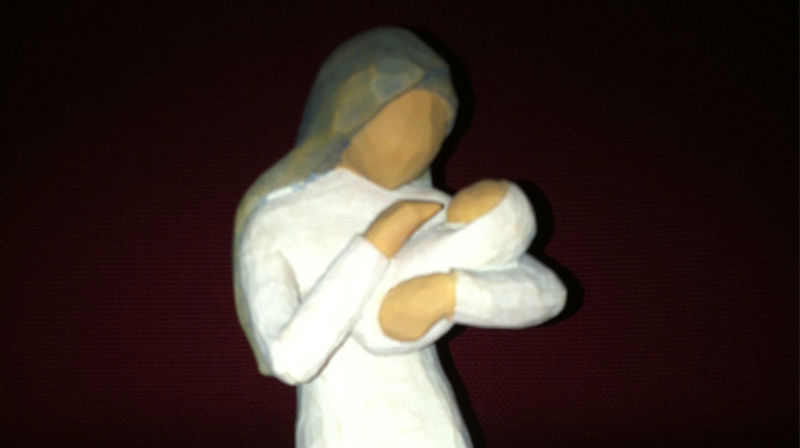 Korleis er det å vogge sin nyfødde ute på eit jorde? Foto frå bispedømerådsleiaren si julekrubbe. Foto:Inger Helene T. Nordeide