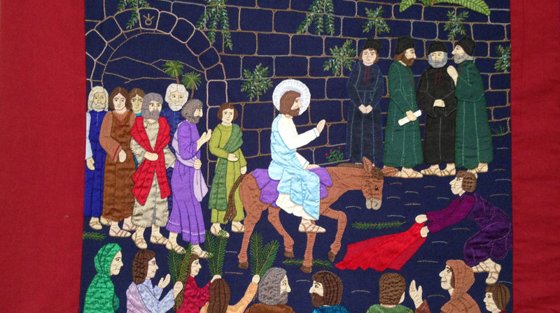 Velsigna vera han, kongen som kjem i Herrens namn. Teppe av Unni Sjåstad. Årdal kyrkje. Foto: Ruth Jane Øren