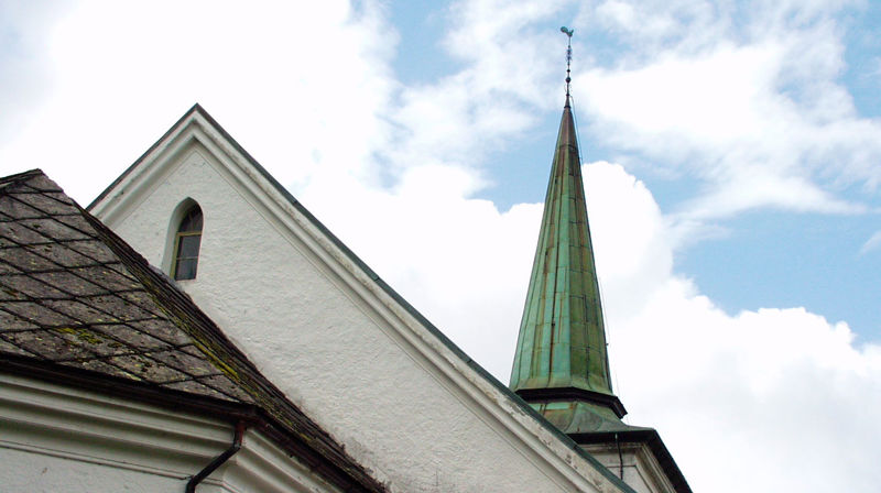 Både fleirtalet og mindretalet i bispedømerådet ønskjer at kommunane skal ha ansvar for å finansiera kyrkjebygga. Biletet er frå Birkeland kirke som i møtet også fekk ny sokneprest.