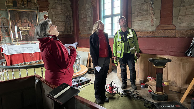 Kyrkjeverje Aud Jorunn Baustad i Etne (t.v.) kan diverre sjå langt etter OVF-midlar, men kan kanskje håpa på støtte til dei mange gamle kyrkjebygga ho har ansvar for. Her frå ei synfaring med Riksantikvaren og ein handverkar i Gjerde kyrkje.