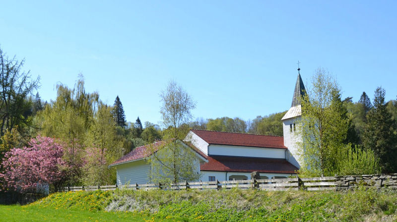 Fusa kyrkje. Fusa sokn er lagt til Fana prosti frå 1. oktober.