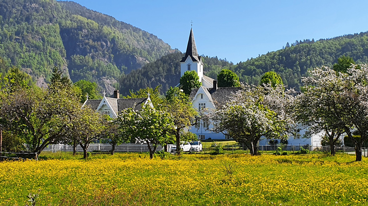 Jondal kyrkje er ei av kyrkjene som overfører gudstenestene digitalt, også i sommar. Foto: Jan Tørres Nordstrand