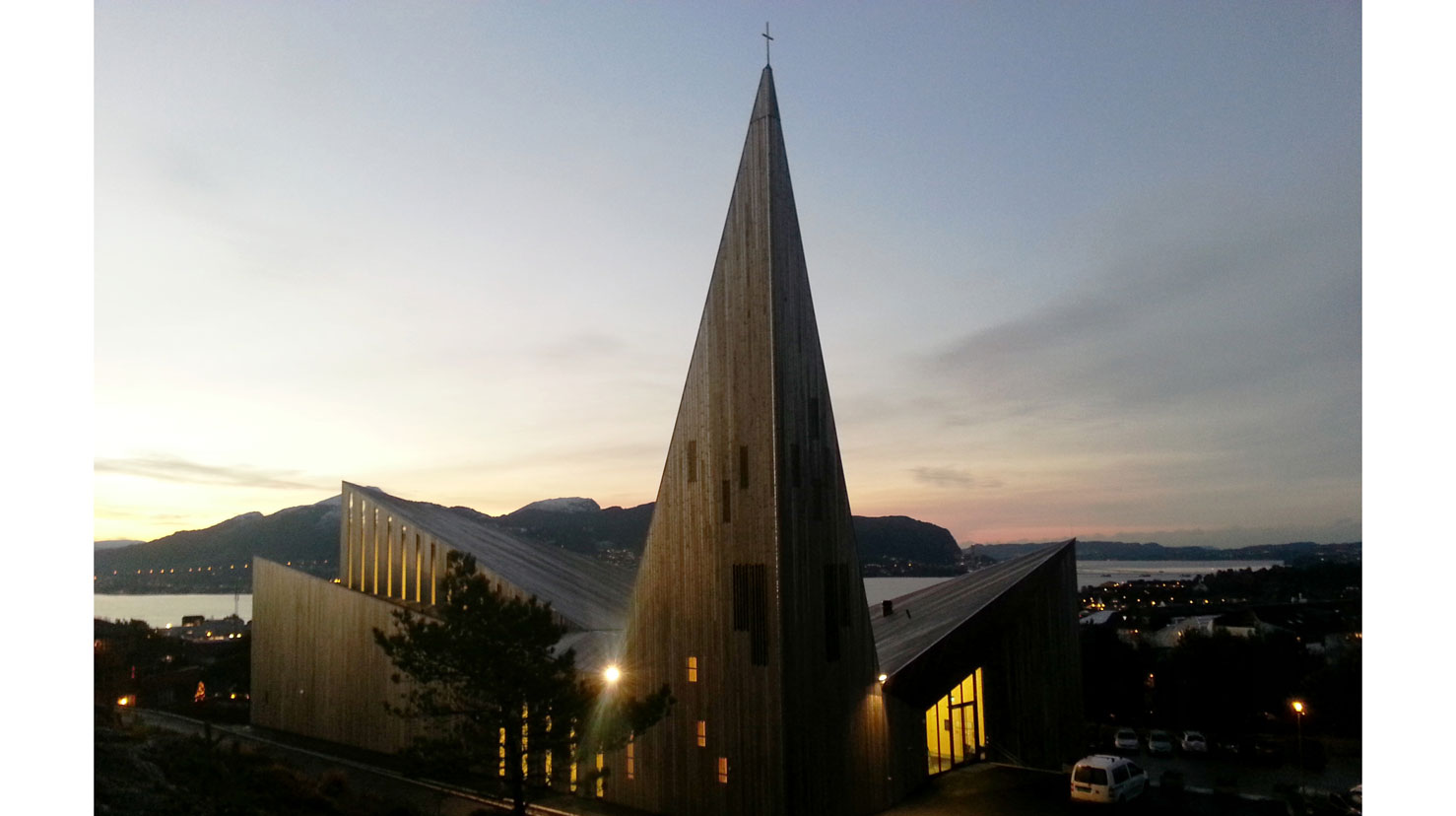 Prosten har kontor i Knarvik kyrkje. Foto. Øystein Skauge.