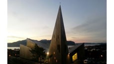 Prosten har kontor i Knarvik kyrkje. Foto. Øystein Skauge.