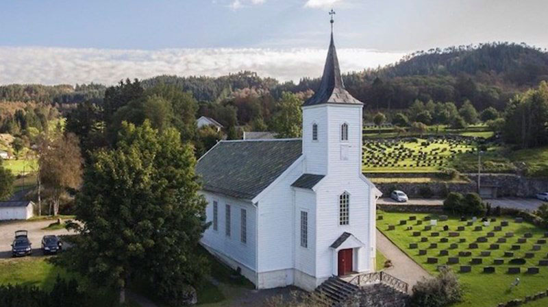 Meland kyrkje er blant dei som sender gudsteneste på nett på Maria bodskapsdag. Foto:kyrkja.no/meland