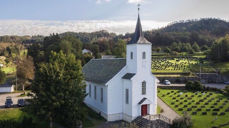Meland kyrkje er blant dei som sender gudsteneste på nett på Maria bodskapsdag. Foto:kyrkja.no/meland