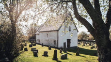 Moster gamle kyrkje. Tusenårsjubileet for kristenretten på Moster blir i bispedømet bl.a. markert med ein TV-serie om kristenretten ved Thor Haavik, markeringar i sokna og ulike arrangement på Moster. Foto:Moster amfi/Abstract media