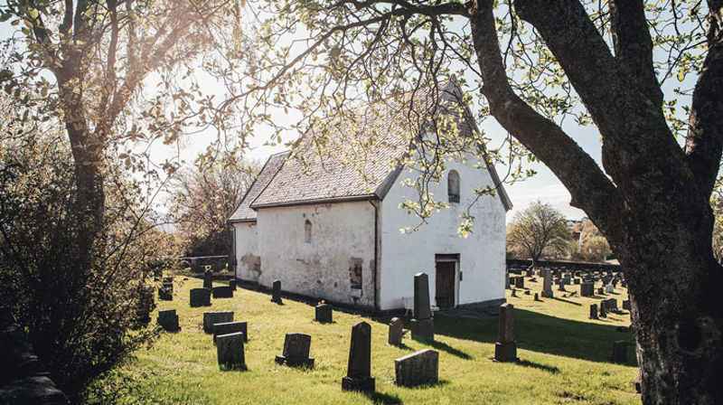 Moster gamle kyrkje. Tusenårsjubileet for kristenretten på Moster blir i bispedømet bl.a. markert med ein TV-serie om kristenretten ved Thor Haavik, markeringar i sokna og ulike arrangement på Moster. Foto:Moster amfi/Abstract media