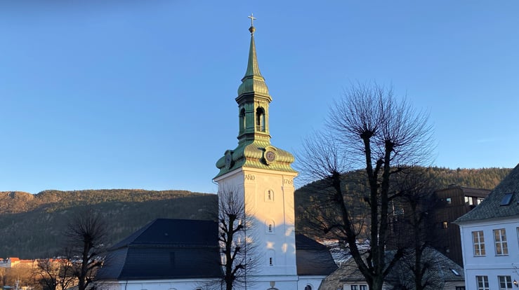 Nykirken, næraste nabo til bispedømekontoret.