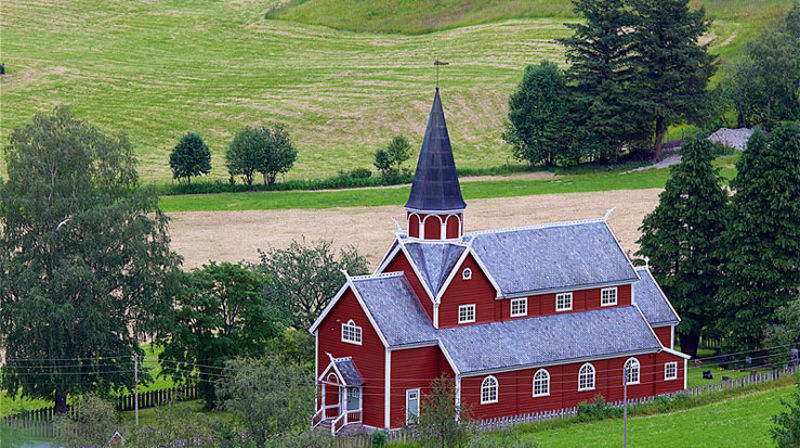 Ortnevik kyrkje i Sunnfjord prosti. Foto: Kirkesok.no