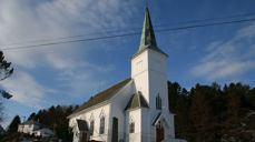 Bispedømerådet har no formelt gjeve Stolmen kyrkje namnet som har blitt brukt i ein del år etter at den tidlegare heitte Møkster kyrkje. Foto: Arne M. Flatøy, kyrkjebyggdatabasen