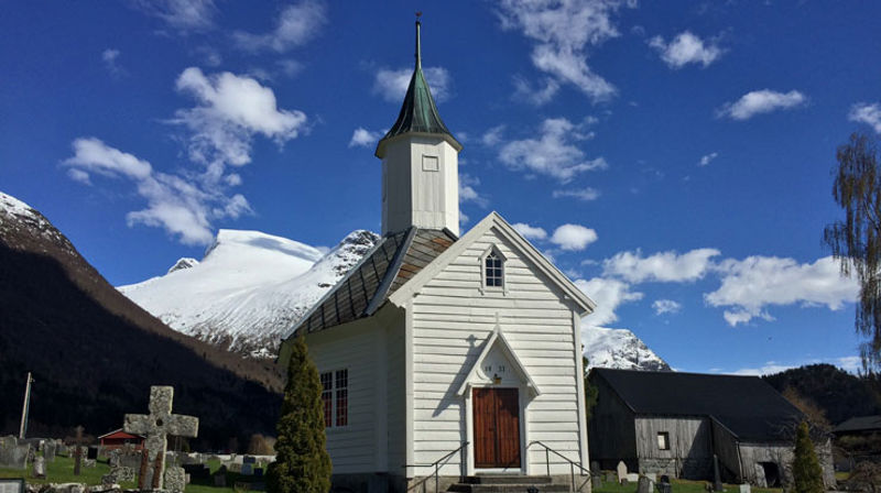 Loen kyrkje i Stryn. Foto: Wolfmann, Wikimedia Commons