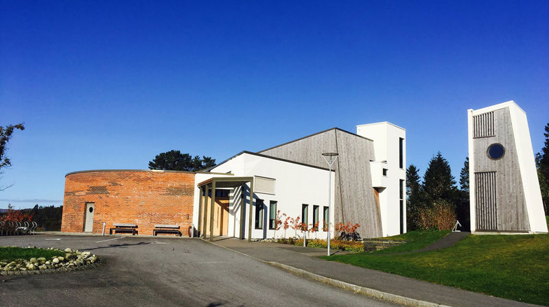 Ytrebygda kyrkje ligg i Fana sokn som får ny fast prestestilling. Foto: Fana og Ytrebygda kyrkjer.