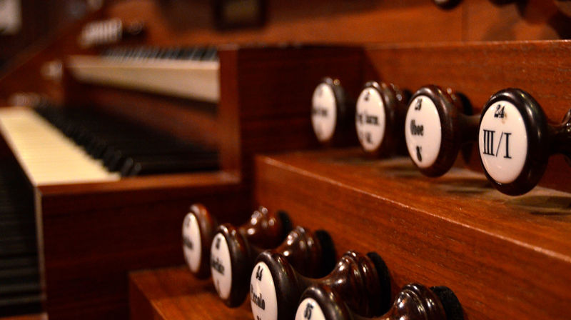 Det kostar å leiga ei kyrkje til f.eks. brudlaup, med organist, prest, kyrkjetenar osv. Dette gjeld særleg i dei tilfella der ein ikkje bur i kommunen der kyrkja ligg. Kvart fellesråd har sitt eige regelverk med utleigesatsar, bispedømerådet har vedteke rammene for slike regelverk.