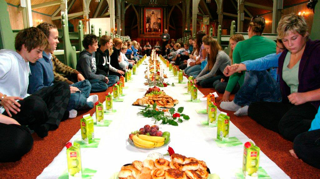 Plakatmotivet for gjeldande strategi med fokus på ungdom og på gudsteneste. Foto: Egon Askvik