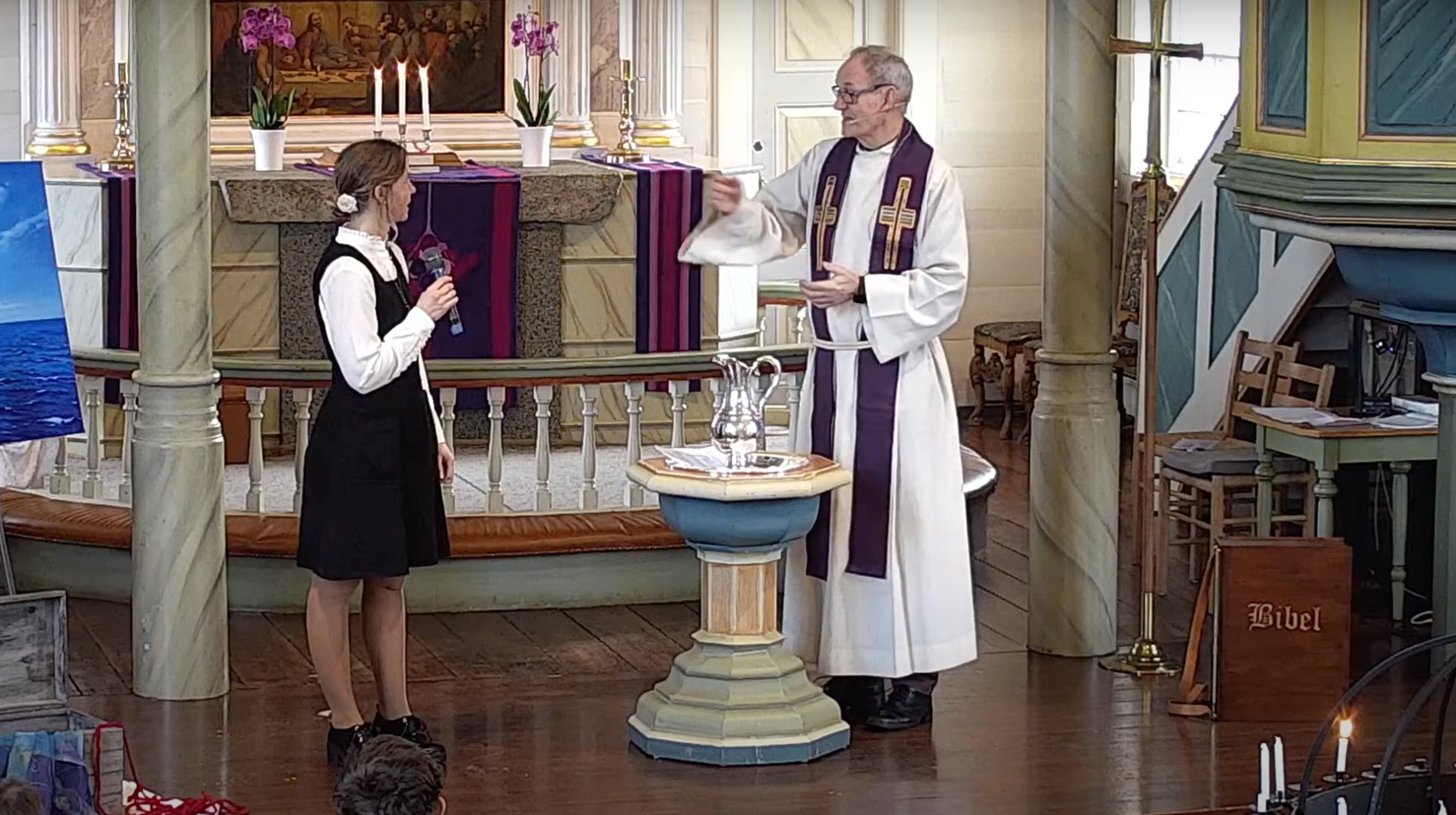 Sundag kan du delta heimefrå på familiegudsteneste frå Fitjar kyrkje. Her er bilete frå ei tilsvarande gudsteneste med sokneprest Roald Drønen og kyrkjelydspedagog Randi Lønning Matre. Foto: Fitjar kyrkjelyd 