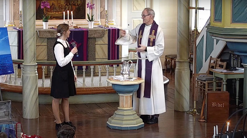 Sundag kan du delta heimefrå på familiegudsteneste frå Fitjar kyrkje. Her er bilete frå ei tilsvarande gudsteneste med sokneprest Roald Drønen og kyrkjelydspedagog Randi Lønning Matre. Foto: Fitjar kyrkjelyd