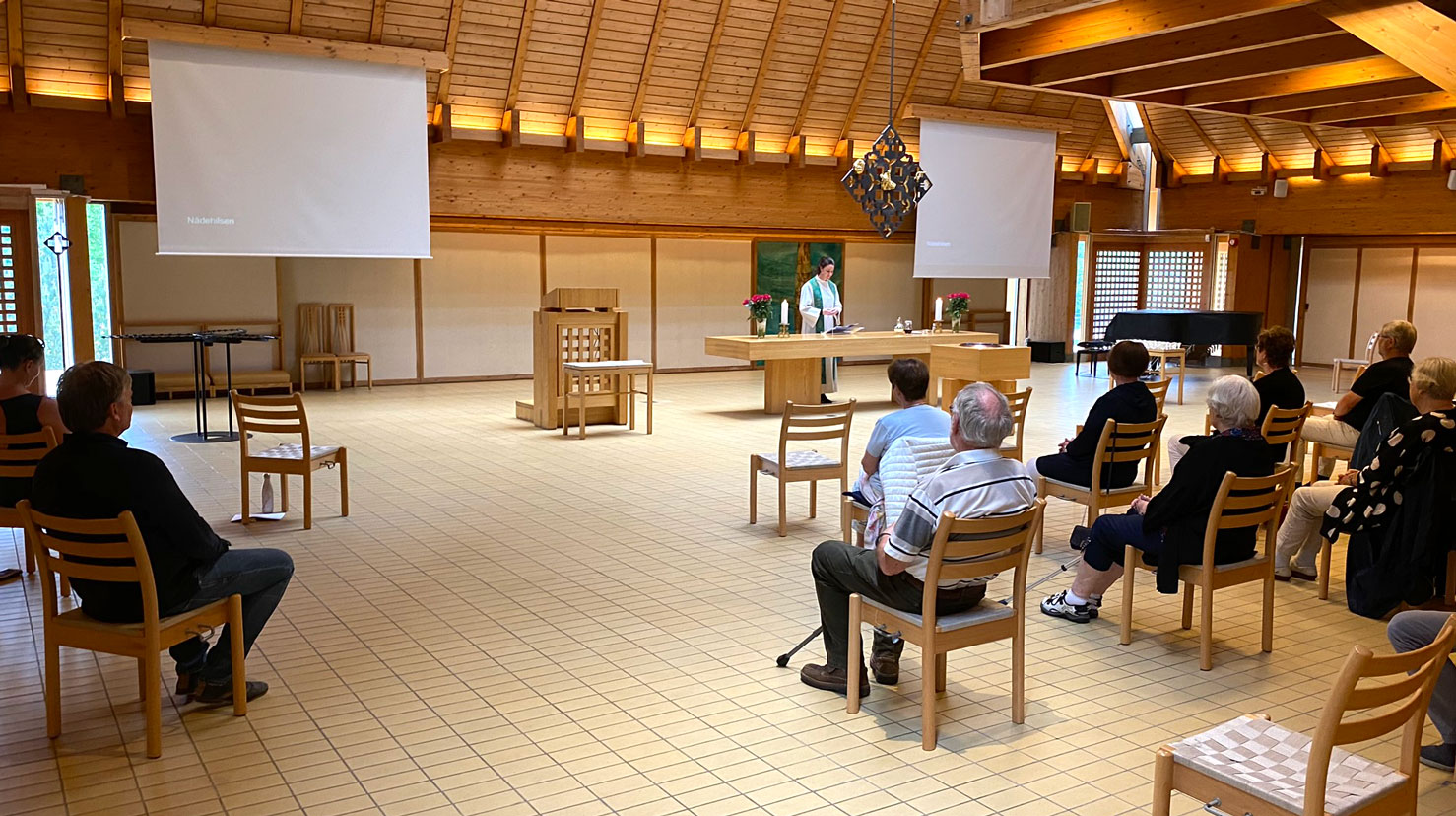 No det ope for gudstenester med 20 eller 50 til stades, avhengig av lokale reglar. Sjekk di kyrkje om det er gudsteneste og om du må melda eg på før du kjem. Foto frå Søreide kirke i Bergen der grensa er 20 personar.