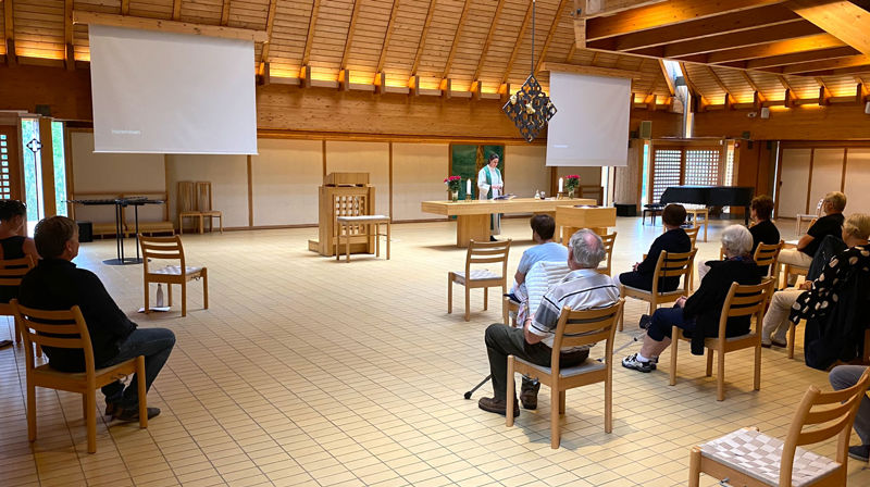 No det ope for gudstenester med 20 eller 50 til stades, avhengig av lokale reglar. Sjekk di kyrkje om det er gudsteneste og om du må melda eg på før du kjem. Foto frå Søreide kirke i Bergen der grensa er 20 personar.