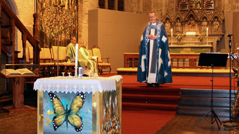 1. juledag blir høgtidsgudstenesta frå Bergen domkirke strøyma på nettet. Biskop Halvor Nordhaug held preika. Foto frå gudsteneste under Stiftsmøtet 2021.
