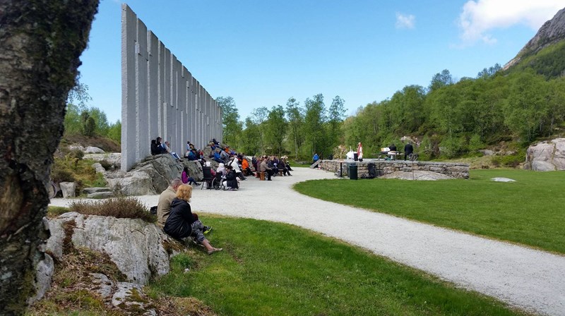 Pinsegudsteneste frå Gulatinget i 2019. Også i år blir det friluftsgudsteneste frå tingstaden - og fleire andre stader. Sjå også vårt oversyn over gudstenester på nett. Foto: Kyrkja i Gulen