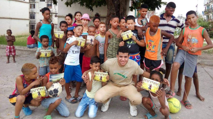 Søndagsskule på Cuba - Ung mannleg leiar saman med mange barn,  nokre av dei med diplom