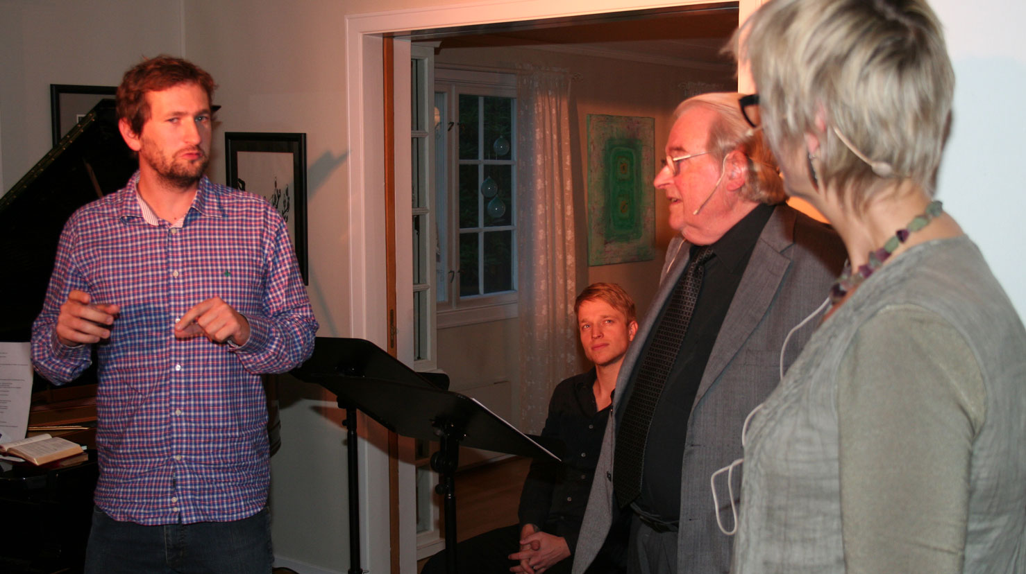 Salmediktarane Sindre Skeie (t.v.) og Svein Ellingsen introduserte eigne salmar på salmekveld hos biskop Halvor Nordhaug. 