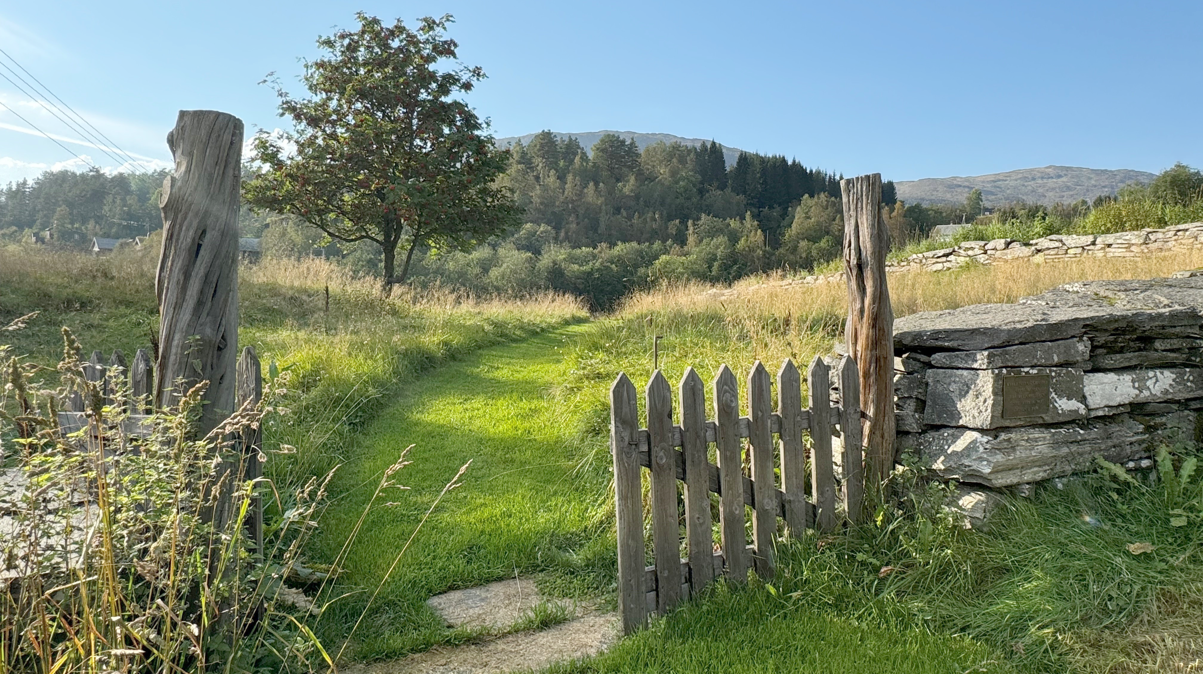 Oppheim gamle kyrkjegard er ein av stadane som er godkjend for utandørs vigsel i Bjørgvin bispedøme.