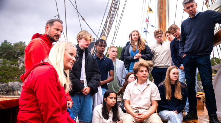 Kronprins Haakon og Kronprinsesse Mette Marit vitja verdiseglasen under kristenretten-jubileet på Moster, 1. juni. Foto: Halvard Bøe.