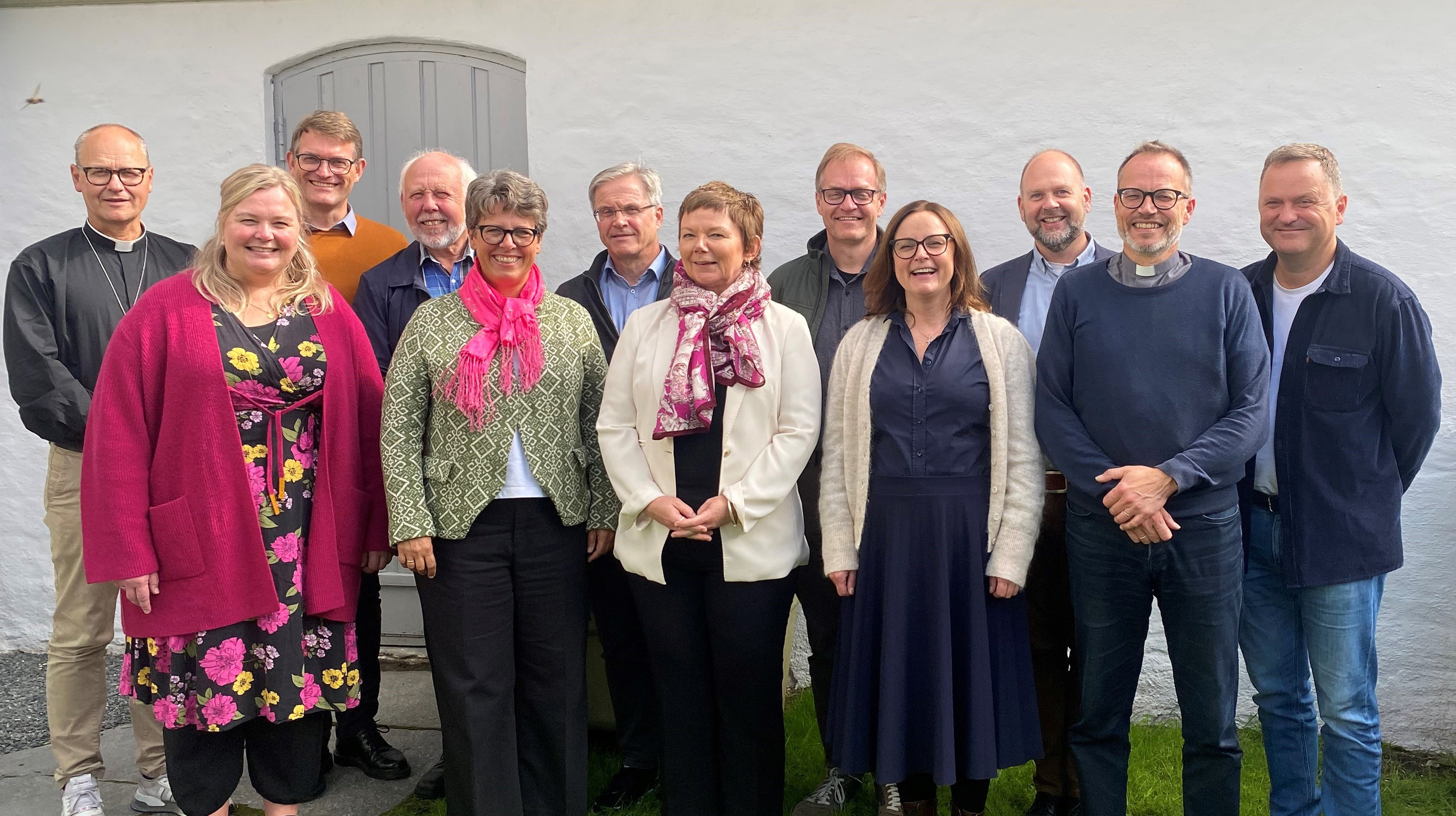Biskopen i Bjørgvin og prostane samla til prostemøte i Bergen august 2023. F.v.: Gudmund Waaler, Maren Flotve Tischendorf, Leif Endre Grutle, Svein Arne Theodorsen, Kristin Sævik Litlere, Arild Hellesøy, biskop Ragnhild Jepsen, Jan Tommy Fosse, Mari Saltkjel, Kjell Olav Høstaker Nordheim, Helge Taranrød og Knut Magne Nesse.