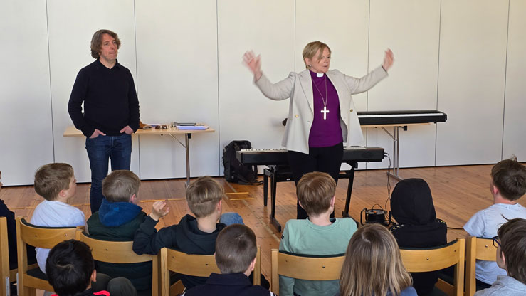 Biskopen fekk prøva seg som dirigent då ho møtte Collegium vocale guttekor i Fridalen og kantor og dirigent Knut Christian Jansson