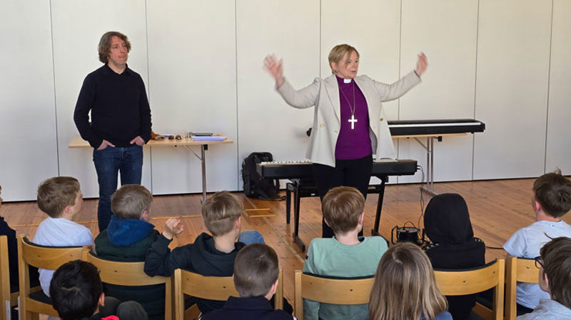 Biskopen fekk prøva seg som dirigent då ho møtte Collegium vocale guttekor i Fridalen og kantor og dirigent Knut Christian Jansson