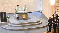 Biskop Ragnhild Jepsen og sokneprest Gunn Kongsvik under visitasgudstenesta i Sælen. Foto: Tore Skjæveland