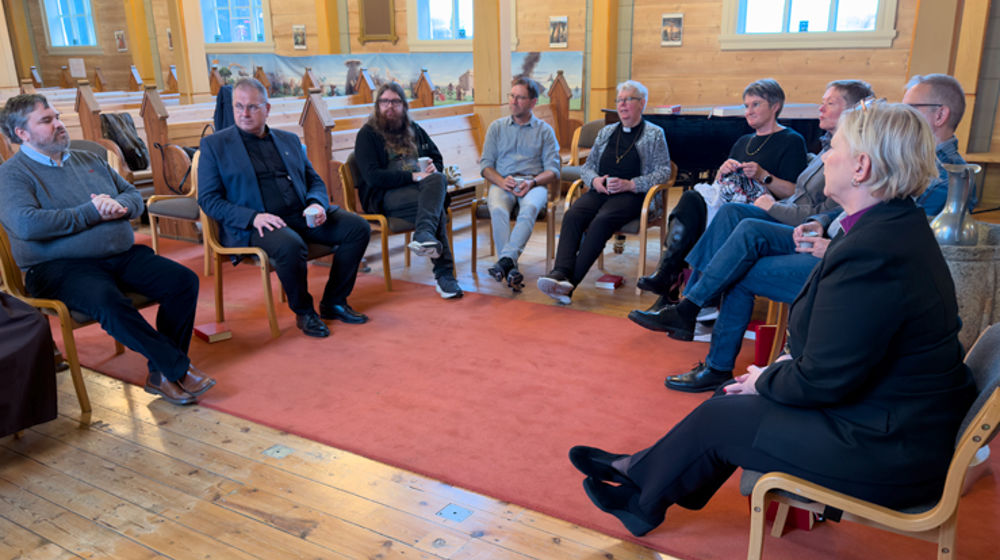 På ein visitas er alle prestane i prostiet samla til møte med biskopen. Her frå Tysnes kyrkje