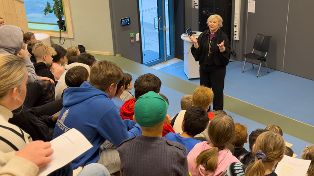 Mellomtrinnet på Tysnes skule hadde mange gode spørsmål til biskopen