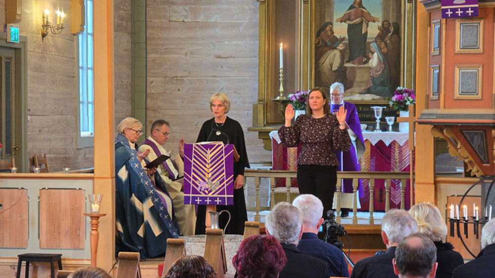 Samlingsbøn på visitasgudstenesta i Tysnes kyrkje. Foto: Tore Skjæveland