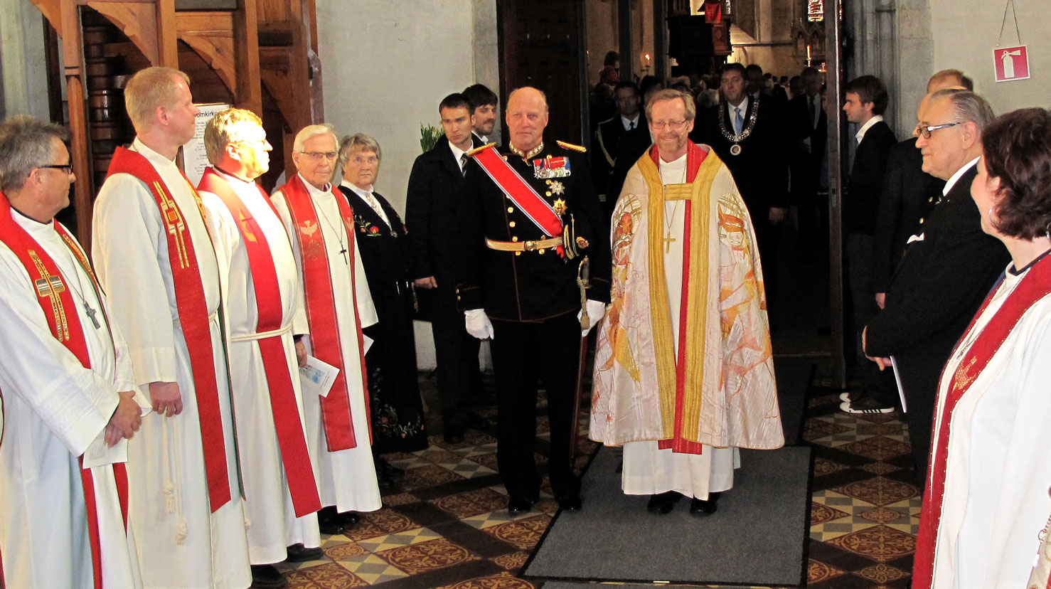Halvor Nordhaug og HM Kong Harald etter vigslinga i Bergen domkirke 8. mars 2009.