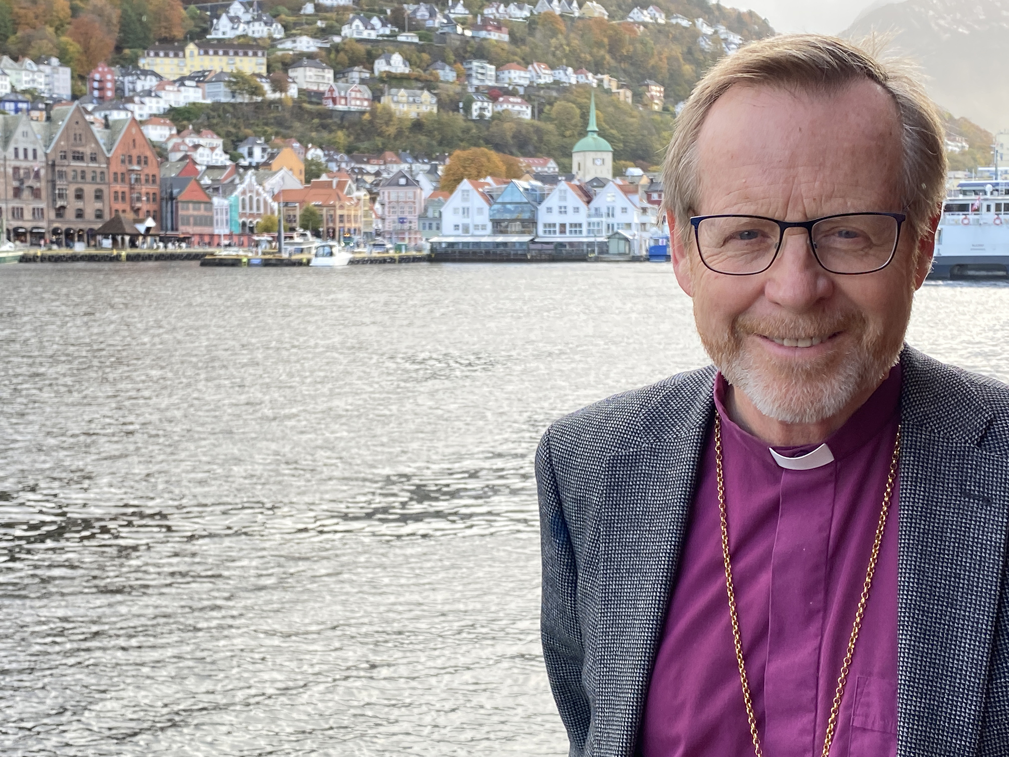 Portrett Halvor Nordhaug 2021 med Bryggen i bakgrunnen