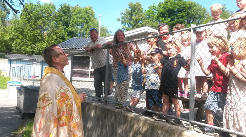 Borna i Nygård menighetsbarnehage var blant dei biskopen fekk møta då han var på visitas i Nygård. Foto: Tore Skjæveland
