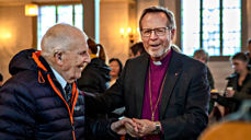 Biskopen helsar på Nils Nydal etter visitasgudstenesta. Foto: Cecilia Molander