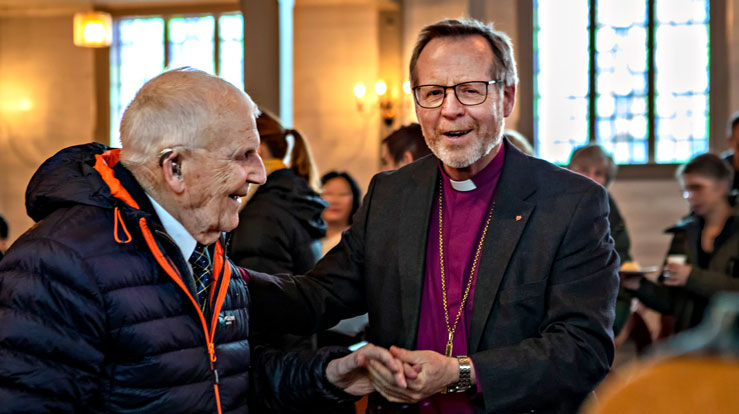 Biskopen helsar på Nils Nydal etter visitasgudstenesta. Foto: Cecilia Molander