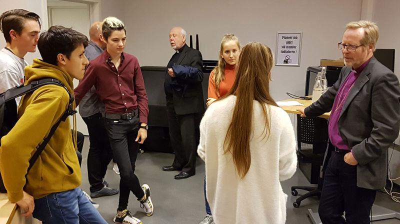 Samtalen med elevar i 3. klasse på Kvinnherad vidaregåande skule varte ut i friminuttet. Foto: Tore Skjæveland