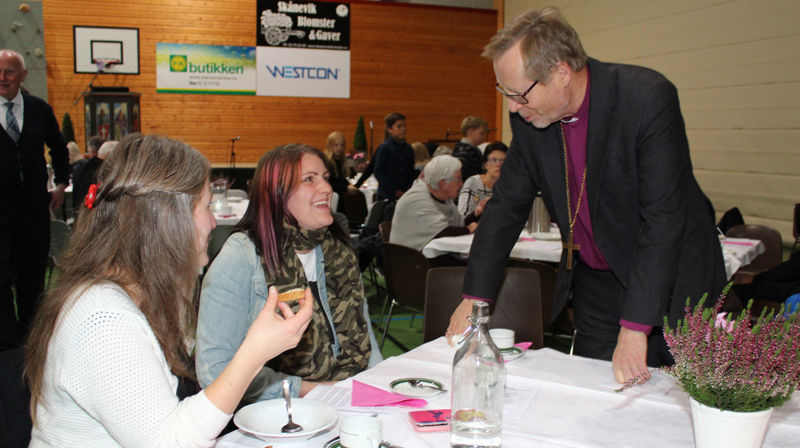 Ein bygdefest i ein fullsett idrettshall i Skånevik var del av visitasen i Etne.