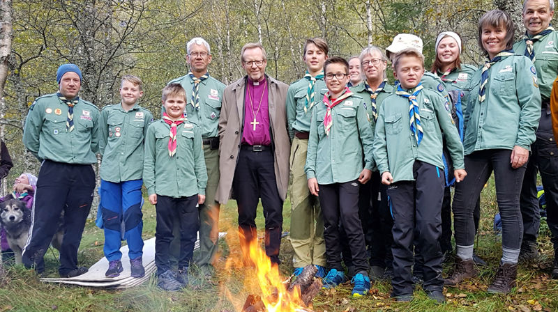 Biskopen møtte blant anna nokre av dei 142 speidarane i Jølster KFUK-KFUM på eit utemøte under visitasen. Foto Tore Skjæveland